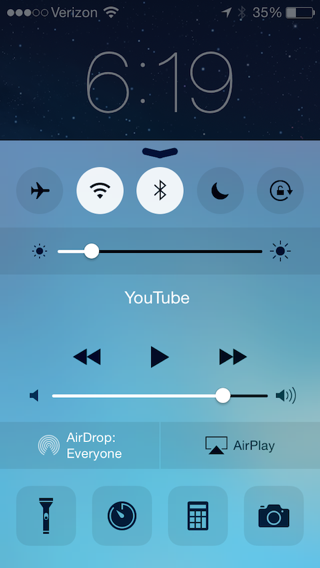 ⑤ 	Control Center gives you quick access to network settings, brightness, audio controls, and more, including the iPhone’s flashlight.